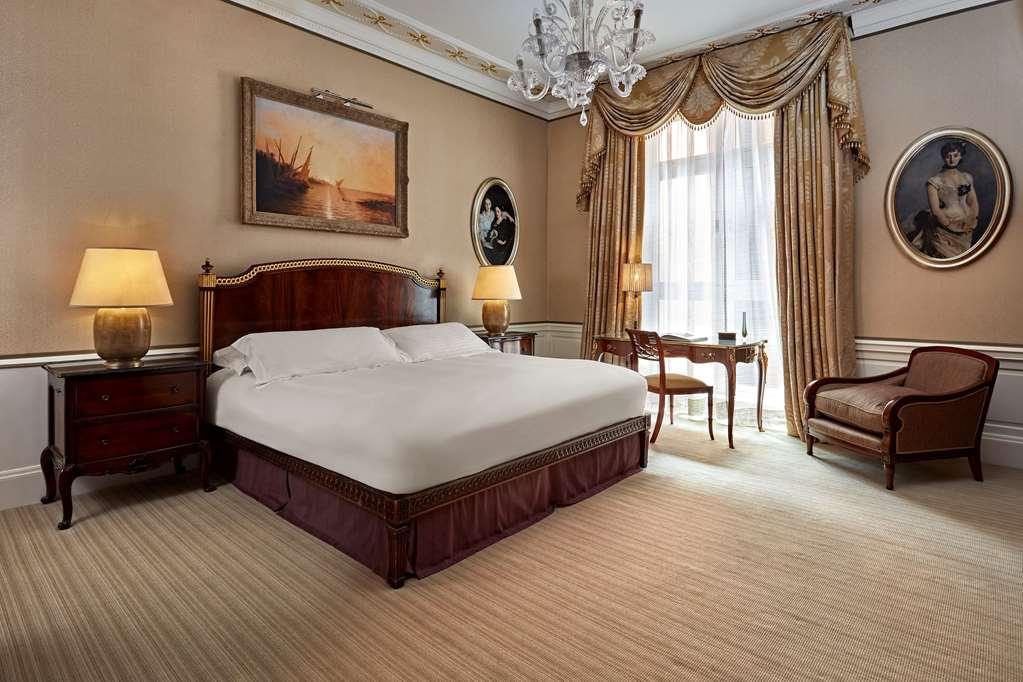 The Connaught Hotel London Room photo